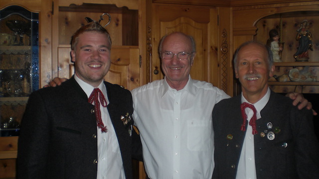 1. Schützenmeister Tobi Sperl und Jugendwart Sepp Elmer bei der Gratulation an Horst Steckenbiller